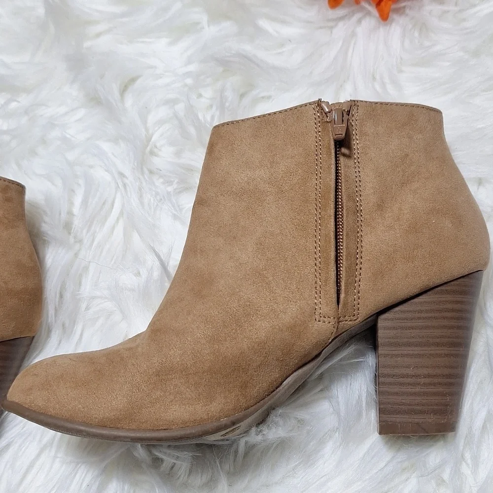 Old Navy Tan size 8 ankle boots
